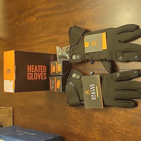 Heated Glove With Touchscreen Capable New - Picture 10 of 16